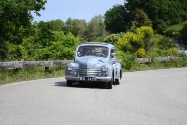Pesaro Colle San Bartolo, İtalya - Mayıs 17-2018: Renault 4 C 1957 eski yarış otomobil Rallisi'nde Mille Miglia 2018 ünlü İtalyan tarihi Formula (1927-1957)