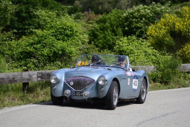 Pesaro Colle San Bartolo, İtalya - Mayıs 17-2018: Austin iyileşmek. Eski bir yarış araba ralli Mille Miglia 2018 ünlü İtalyan tarihi Formula (1927-1957 tarihinde 100/4 Bn21956)