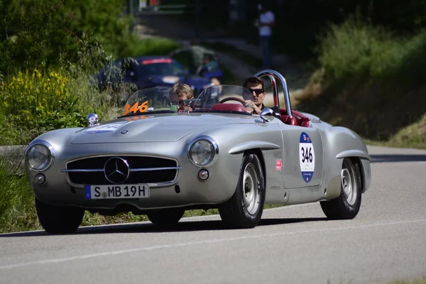 イタリア ペーザロ バルトロが 2018 ラリー Mille Miglia 2018 有名なイタリアの歴史的レース 1927 — ストック写真