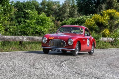 Pesaro Colle San Bartolo, İtalya - Mayıs 17-2018: Cisitalia 202 Sc1950 eski yarış otomobil Rallisi'nde Mille Miglia 2018 ünlü İtalyan tarihi Formula (1927-1957)
