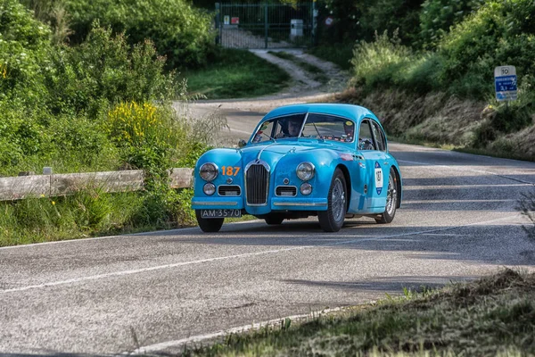 佩萨罗 Colle 圣巴托罗 意大利 2018年5月17日 Berlinette1950 老赛车在拉力赛比 Miglia 2018 著名的意大利历史种族 — 图库照片