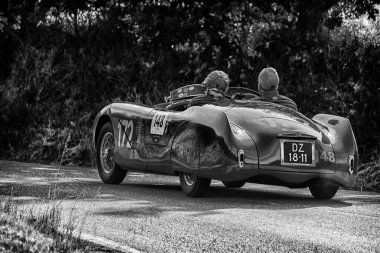 Pesaro Colle San Bartolo, İtalya - Mayıs 17-2018: Lancia Aurelia B20 Gt1953 eski yarış otomobil Rallisi'nde Mille Miglia 2018 ünlü İtalyan tarihi Formula (1927-1957)