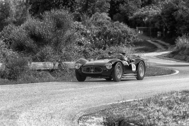 Pesaro Colle San Bartolo, İtalya - Mayıs 17-2018: Maserati A6gcs/53 Fantuzzi1954 eski yarış otomobil Rallisi'nde Mille Miglia 2018 ünlü İtalyan tarihi Formula (1927-1957)