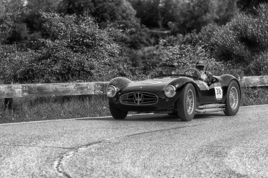Pesaro Colle San Bartolo, İtalya - Mayıs 17-2018: Maserati A6gcs/53 Fantuzzi1954 eski yarış otomobil Rallisi'nde Mille Miglia 2018 ünlü İtalyan tarihi Formula (1927-1957)