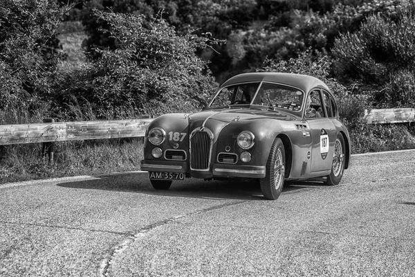 イタリア ペーザロ バルトロが 2018 ラリー Mille Miglia 2018 有名なイタリアの歴史的レース 1927 — ストック写真