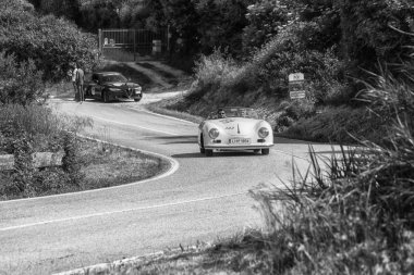 Pesaro Colle San Bartolo, İtalya - Mayıs 17-2018: Porsche 356 1500 Speedster1954 araba yarış eski ralli Mille Miglia 2018 ünlü İtalyan tarihi Formula (1927-1957)
