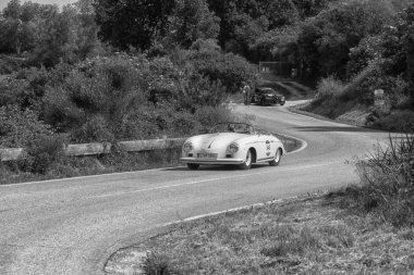 Pesaro Colle San Bartolo, İtalya - Mayıs 17-2018: Porsche 356 1500 Speedster1954 araba yarış eski ralli Mille Miglia 2018 ünlü İtalyan tarihi Formula (1927-1957)