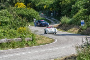 Pesaro Colle San Bartolo, İtalya - Mayıs 17-2018: Porsche 356 1500 Speedster1954 araba yarış eski ralli Mille Miglia 2018 ünlü İtalyan tarihi Formula (1927-1957)