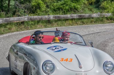 Pesaro Colle San Bartolo, İtalya - Mayıs 17-2018: Porsche 356 1500 Speedster1954 araba yarış eski ralli Mille Miglia 2018 ünlü İtalyan tarihi Formula (1927-1957)