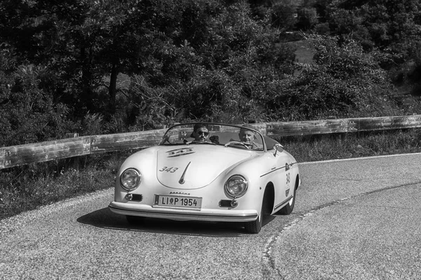 Pesaro Colle San Bartolo, İtalya - Mayıs 17-2018: Porsche 356 1500 Speedster1954 araba yarış eski ralli Mille Miglia 2018 ünlü İtalyan tarihi Formula (1927-1957)