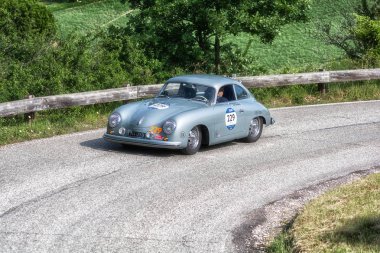 Pesaro Colle San Bartolo, İtalya - Mayıs 17-2018: Porsche 356 15001953 eski yarış araba ralli Mille Miglia 2018 ünlü İtalyan tarihi Formula (1927-1957)