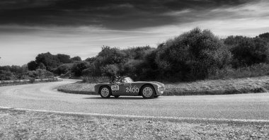 Pesaro Colle San Bartolo, İtalya - Mayıs 17-2018: Parisotto Pasqualin 750 Sport1952 eski yarış otomobil Rallisi'nde Mille Miglia 2018 ünlü İtalyan tarihi Formula (1927-1957)