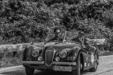 Pesaro Colle San Bartolo, İtalya - Mayıs 17-2018: Jaguar Xk 120 Ots1953 eski yarış otomobil Rallisi'nde Mille Miglia 2018 ünlü İtalyan tarihi Formula (1927-1957)