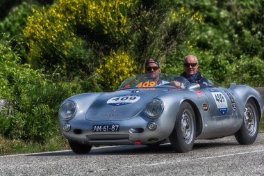Pesaro Colle San Bartolo, İtalya - Mayıs 17-2018: eski yarış otomobil Rallisi'nde Mille Miglia 2018 ünlü İtalyan tarihi Formula (1927-1957)
