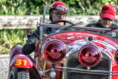 Pesaro Colle San Bartolo, İtalya - Mayıs 17-2018: Alfa Romeo 6c 1750 Gs1930 eski bir yarış araba ralli Mille Miglia 2018 ünlü İtalyan tarihi Formula (1927-1957)
