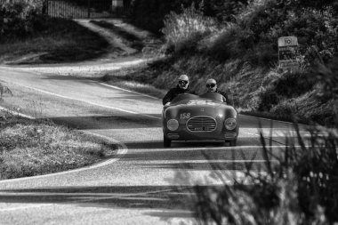 Pesaro Colle San Bartolo, İtalya - Mayıs 17-2018: Alfa Romeo Giulietta Sebring1956 eski yarış otomobil Rallisi'nde Mille Miglia 2018 ünlü İtalyan tarihi Formula (1927-1957)