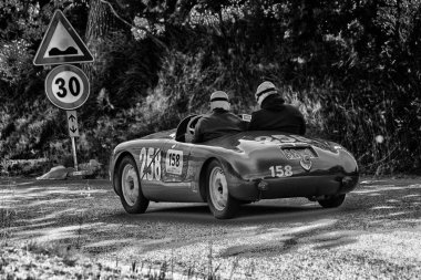 Pesaro Colle San Bartolo, İtalya - Mayıs 17-2018: Fiat Siata 750 Sport1948 eski yarış otomobil Rallisi'nde Mille Miglia 2018 ünlü İtalyan tarihi Formula (1927-1957)