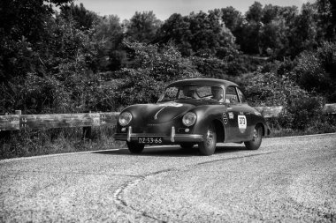 Pesaro Colle San Bartolo, İtalya - Mayıs 17-2018: Porsche 356 15001955 eski yarış araba ralli Mille Miglia 2018 ünlü İtalyan tarihi Formula (1927-1957)