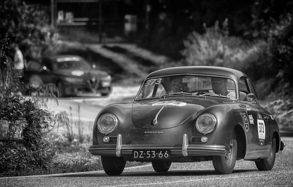 Pesaro Colle San Bartolo, İtalya - Mayıs 17-2018: Porsche 356 15001955 eski yarış araba ralli Mille Miglia 2018 ünlü İtalyan tarihi Formula (1927-1957)