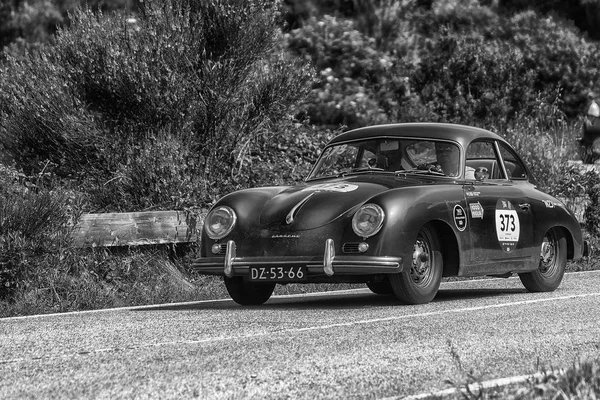 Pesaro Colle San Bartolo, İtalya - Mayıs 17-2018: Porsche 356 15001955 eski yarış araba ralli Mille Miglia 2018 ünlü İtalyan tarihi Formula (1927-1957)