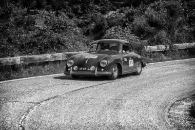 Pesaro Colle San Bartolo, İtalya - Mayıs 17-2018: Porsche 356 15001955 eski yarış araba ralli Mille Miglia 2018 ünlü İtalyan tarihi Formula (1927-1957)