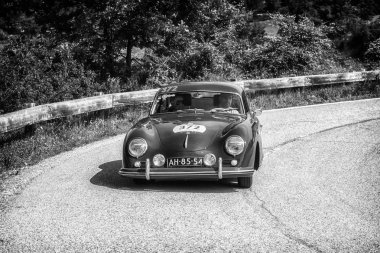 Pesaro Colle San Bartolo, İtalya - Mayıs 17-2018: Porsche 356 15001955 eski yarış araba ralli Mille Miglia 2018 ünlü İtalyan tarihi Formula (1927-1957)