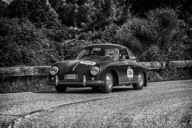 Pesaro Colle San Bartolo, İtalya - Mayıs 17-2018: Porsche 356 A 12901955 eski yarış araba ralli Mille Miglia 2018 ünlü İtalyan tarihi Formula (1927-1957)