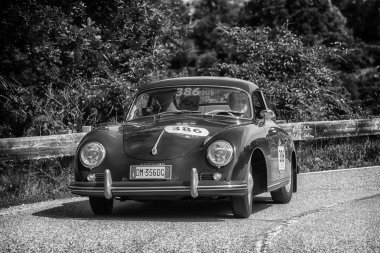 Pesaro Colle San Bartolo, İtalya - Mayıs 17-2018: Porsche 356 A 12901955 eski yarış araba ralli Mille Miglia 2018 ünlü İtalyan tarihi Formula (1927-1957)