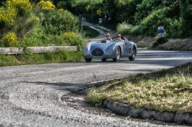 Pesaro Colle San Bartolo, İtalya - Mayıs 17-2018: B.M.W. Rs1947 eski yarış otomobil Rallisi'nde Mille Miglia 2018 ünlü İtalyan tarihi Formula (1927-1957)