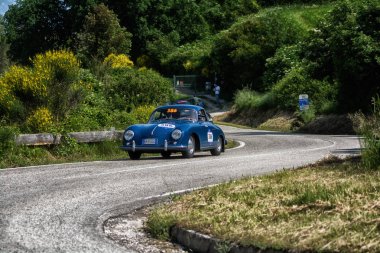 Pesaro Colle San Bartolo, İtalya - Mayıs 17-2018: Porsche 356 A 12901955 eski yarış araba ralli Mille Miglia 2018 ünlü İtalyan tarihi Formula (1927-1957)