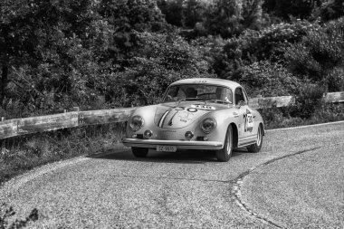 Pesaro Colle San Bartolo, İtalya - Mayıs 17-2018: Porsche 356 1500 Gs Carrera1956 bir eski bir yarış araba ralli Mille Miglia 2018 ünlü İtalyan tarihi Formula (1927-1957 tarihinde)