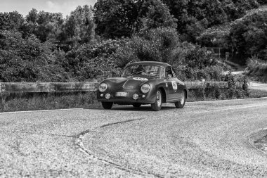Pesaro Colle San Bartolo, İtalya - Mayıs 17-2018: 1500 Gs Carrera1956 eski bir yarış araba ralli Mille Miglia 2 üzerinde bir Porsche 356