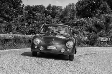 Pesaro Colle San Bartolo, İtalya - Mayıs 17-2018: 1500 Gs Carrera1956 eski bir yarış araba ralli Mille Miglia 2 üzerinde bir Porsche 356