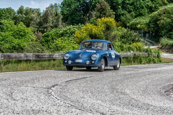 Pesaro Colle San Bartolo, İtalya - Mayıs 17-2018: 1500 Gs Carrera1956 eski bir yarış araba ralli Mille Miglia 2 üzerinde bir Porsche 356