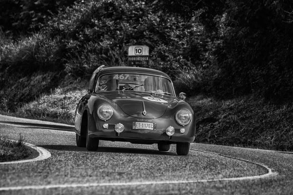Pesaro Colle San Bartolo, İtalya - Mayıs 17-2018: 1500 Gs Carrera1956 eski bir yarış araba ralli Mille Miglia 2 üzerinde bir Porsche 356