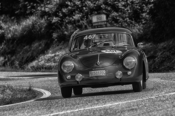 Pesaro Colle San Bartolo, İtalya - Mayıs 17-2018: 1500 Gs Carrera1956 eski bir yarış araba ralli Mille Miglia 2 üzerinde bir Porsche 356
