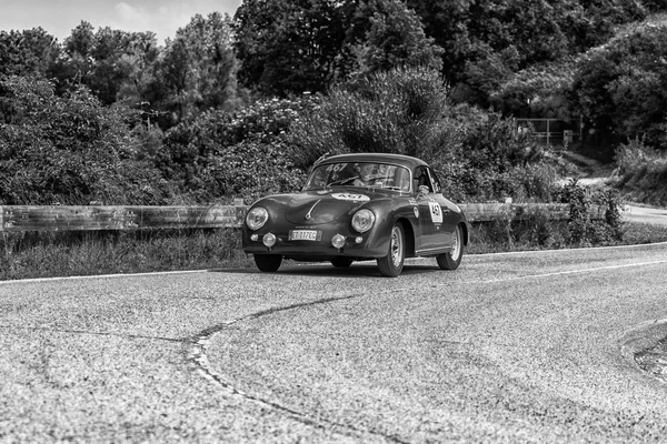 Pesaro Colle San Bartolo, İtalya - Mayıs 17-2018: 1500 Gs Carrera1956 eski bir yarış araba ralli Mille Miglia 2 üzerinde bir Porsche 356