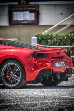 Fano Lido, İtalya - Haziran 10-2018: Ferrari 488 Gtb maruz Sapori E Motori'yi Fano içinde