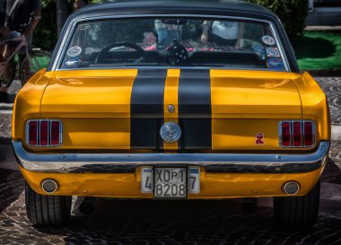 Fano lido, İtalya - Haziran 10-2018: vintage mustang fano lido yaz 2018 yılında tarihi maruz kalma eski arabaya