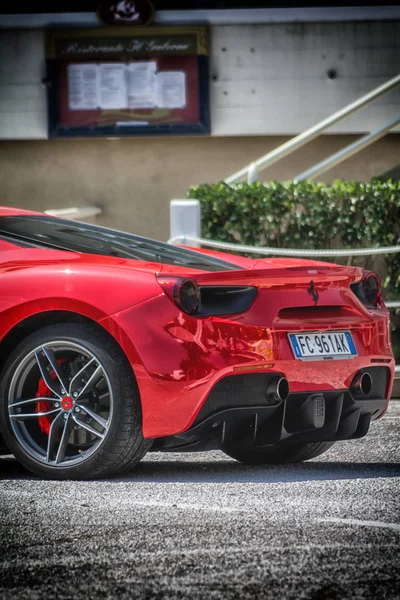 Fano Lido, İtalya - Haziran 10-2018: Ferrari 488 Gtb maruz Sapori E Motori'yi Fano içinde