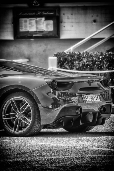 Fano Lido, İtalya - Haziran 10-2018: Ferrari 488 Gtb maruz Sapori E Motori'yi Fano içinde