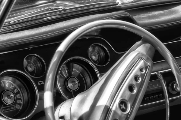 Fano lido, İtalya - Haziran 10-2018: vintage mustang fano lido yaz 2018 yılında tarihi maruz kalma eski arabaya