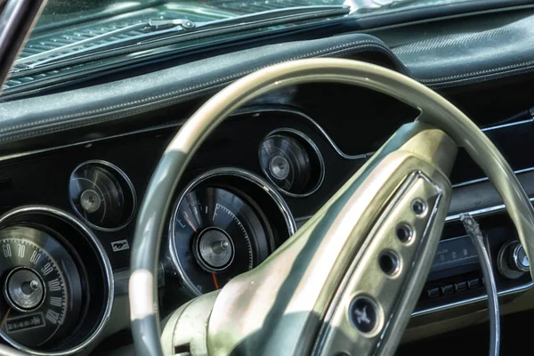 Fano lido, İtalya - Haziran 10-2018: vintage mustang fano lido yaz 2018 yılında tarihi maruz kalma eski arabaya