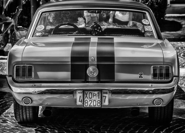 Fano lido, İtalya - Haziran 10-2018: vintage mustang fano lido yaz 2018 yılında tarihi maruz kalma eski arabaya