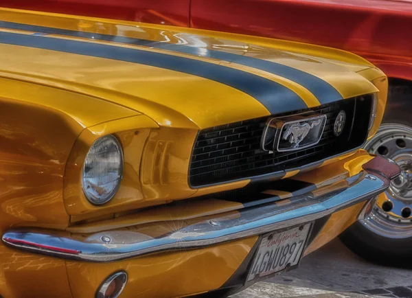Fano lido, İtalya - Haziran 10-2018: vintage mustang fano lido yaz 2018 yılında tarihi maruz kalma eski arabaya