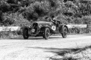 Pesaro Colle San Bartolo, İtalya - Mayıs 17-2018: Fiat 508 S1935 üzerinde eski bir yarış araba ralli Mille Miglia 2018 ünlü İtalyan tarihi Formula (1927-1957)