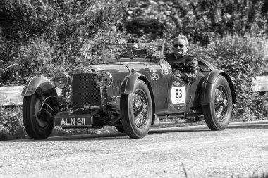 Pesaro Colle San Bartolo, İtalya - Mayıs 17-2018: eski bir yarış araba ralli Mille Miglia 2018 ünlü İtalyan tarihi Formula (1927-1957 tarihinde Aston Martin Le Mans1933)