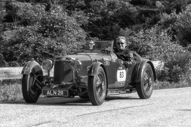 Pesaro Colle San Bartolo, İtalya - Mayıs 17-2018: eski bir yarış araba ralli Mille Miglia 2018 ünlü İtalyan tarihi Formula (1927-1957 tarihinde Aston Martin Le Mans1933)