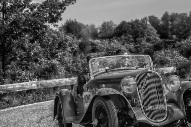 Pesaro Colle San Bartolo, İtalya - Mayıs 17-2018: Fiat 508 S1935 üzerinde eski bir yarış araba ralli Mille Miglia 2018 ünlü İtalyan tarihi Formula (1927-1957)