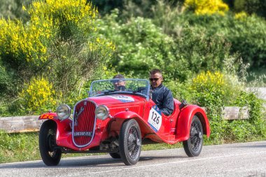 Pesaro Colle San Bartolo, İtalya - Mayıs 17-2018: Fiat 508 S1935 üzerinde eski bir yarış araba ralli Mille Miglia 2018 ünlü İtalyan tarihi Formula (1927-1957)
